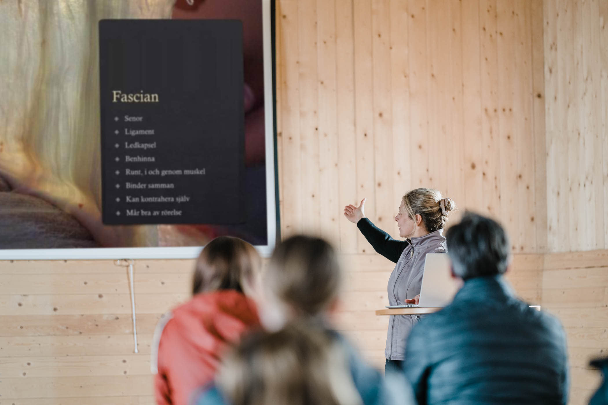 hast-veterinar-annelie-hellstrom-mait-kurs-forerlasning-photographer-jesper-anhede-web