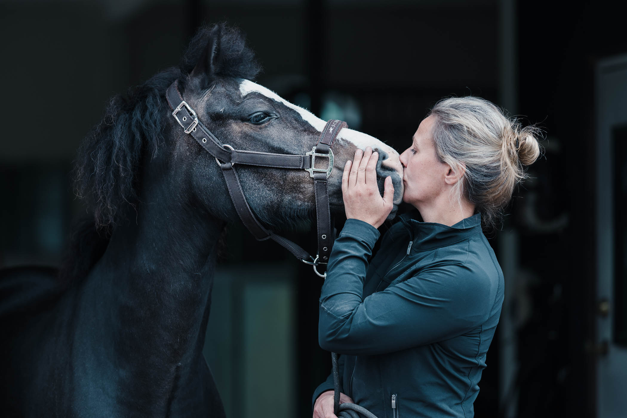veterinar-annelie-hellstrom-nolberga-veterinarklinik-winny-puss-horse-kiss-210623-142303-00205-photographer-jesper-anhede-web